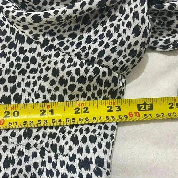 🎈JONES NEW YORK woman’s long  sleeve animal print button down top - Picture 6 of 8
